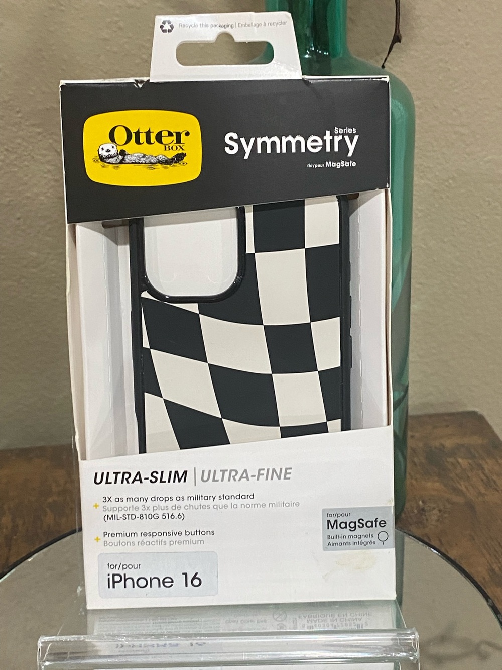 OtterBox Symmetry Series Ultra-Slim iPhone 16 Case - Black & White, new!